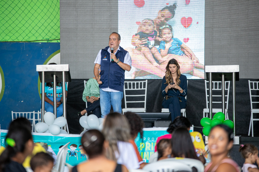 Secretário de Assistência Social de Maceió, Claydson Moura, garantiu que até dezembro serão entregues 60 mil pacotes de leite e 40 mil pacotes de mistura láctea. Célio Júnior/Secom Maceió