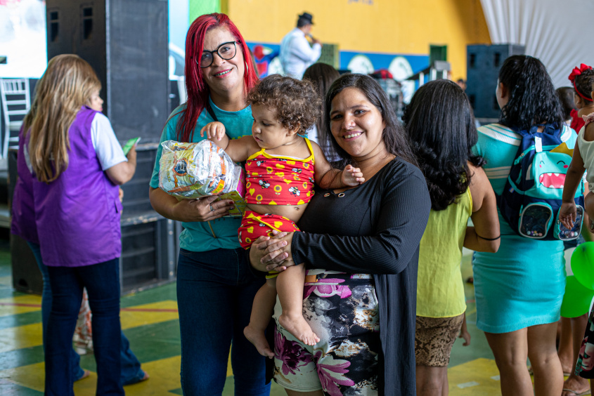 Welbida Nascimento com sua filha recebendo seu kit. Célio Júnior/Secom Maceió