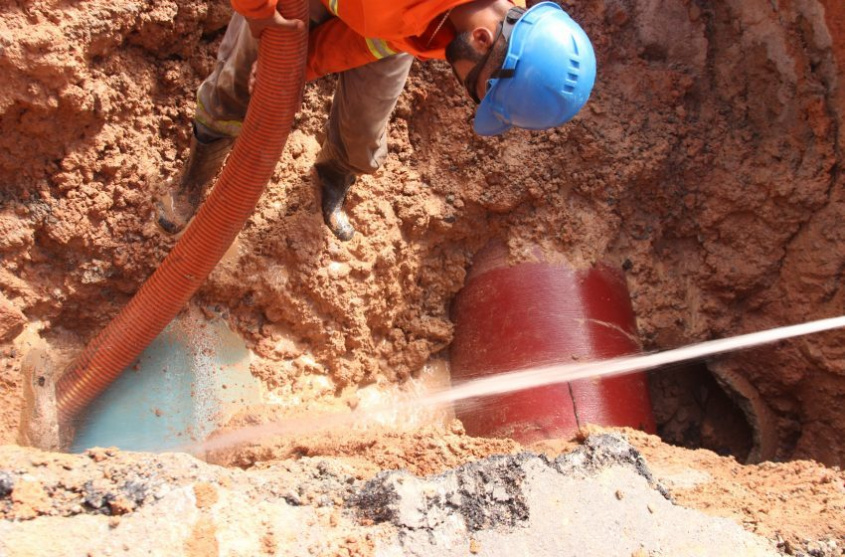 Obra da Sanama danificou rede de drenagem no Benedito Bentes. Foto: Wilma Andrade/Ascom Seminfra