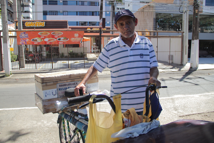 Luiz Bezerra trabalha vive do comércio na região há 12 anos. Foto: Júnior Bertoldo / Secom Maceió