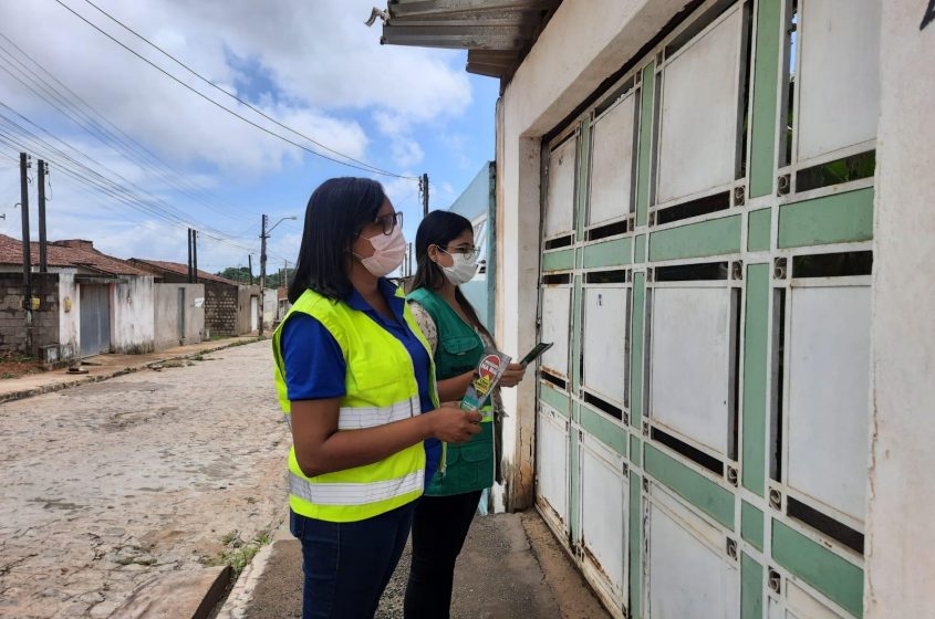 Equipes de educação ambiental orientam cidadãos a respeito do descarte irregular. Foto: Ascom Sudes