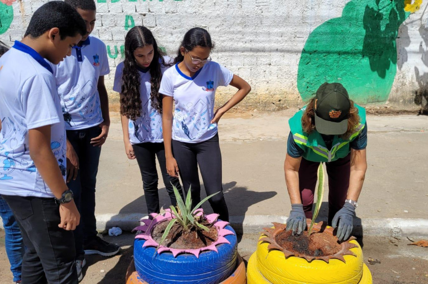 Alunos recebem orientações de como preservar a área. Foto: Ascom Sudes