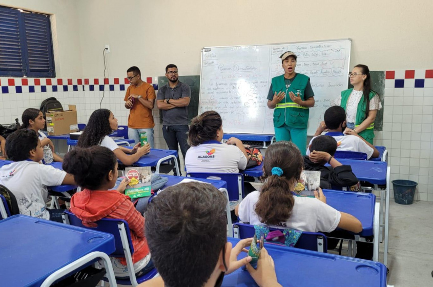 Educação ambiental explica malefícios do descarte incorreto. Foto: Ascom Sudes