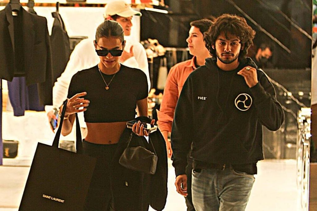 Bruna Marquezine e Xolo Maridueña juntos no shopping