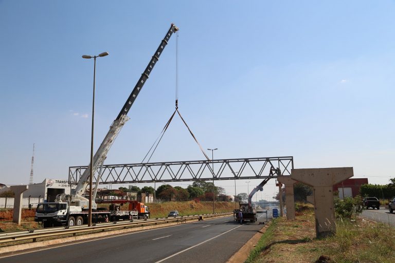 Transportes - estradas e ruas - instalação passarela pedestres segurança travessia acidentes trânsito atropelamentos infraestrutura obras públicas cidades mobilidade acessibilidade urbana (rodovia BR-262, Uberaba-MG)
