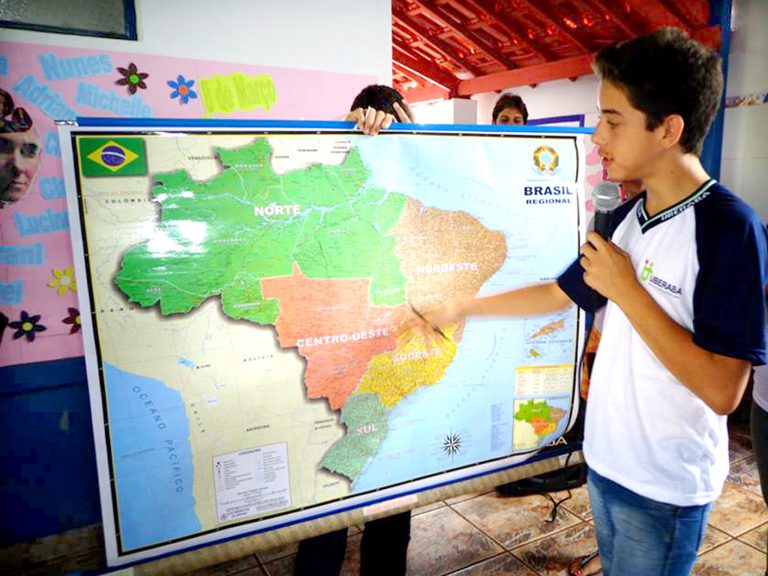 Educação - sala de aula - alunos estudantes Geografia mapa Brasil regiões estados