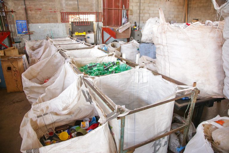 Cidades - serviços públicos - coleta seletiva - reciclagem - Central de Reciclagem do Varjão é uma das 11 contratadas pelo SLU; no local, 39 famílias garantem renda mensal de até um salário mínimo.