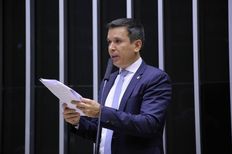 Deputado Felipe Carreras discursa no plenário da Câmara