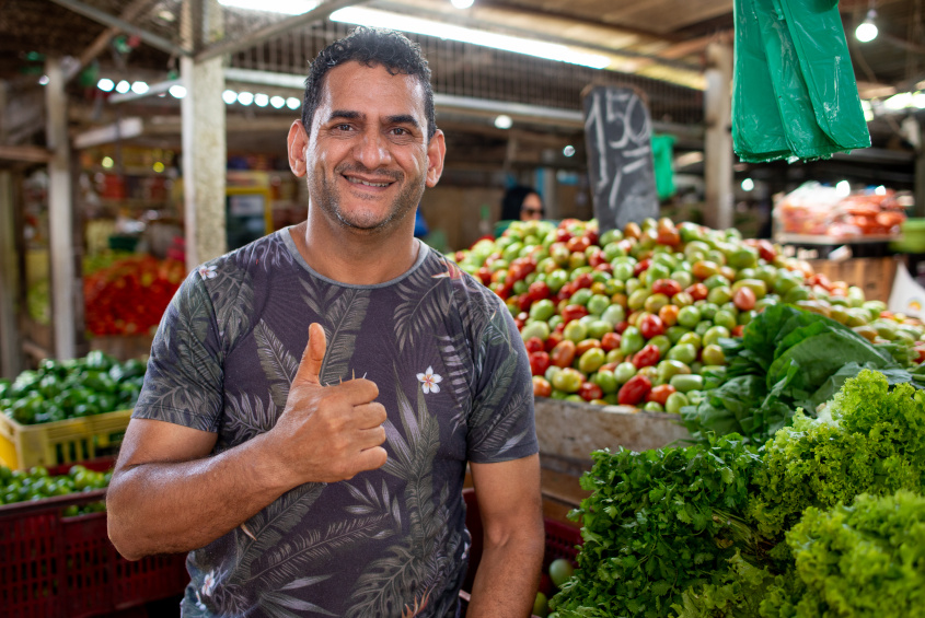Rômulo Arruda trabalha há 25 anos na Feira do Tabuleiro. Foto: Juliete Santos/Secom Maceió