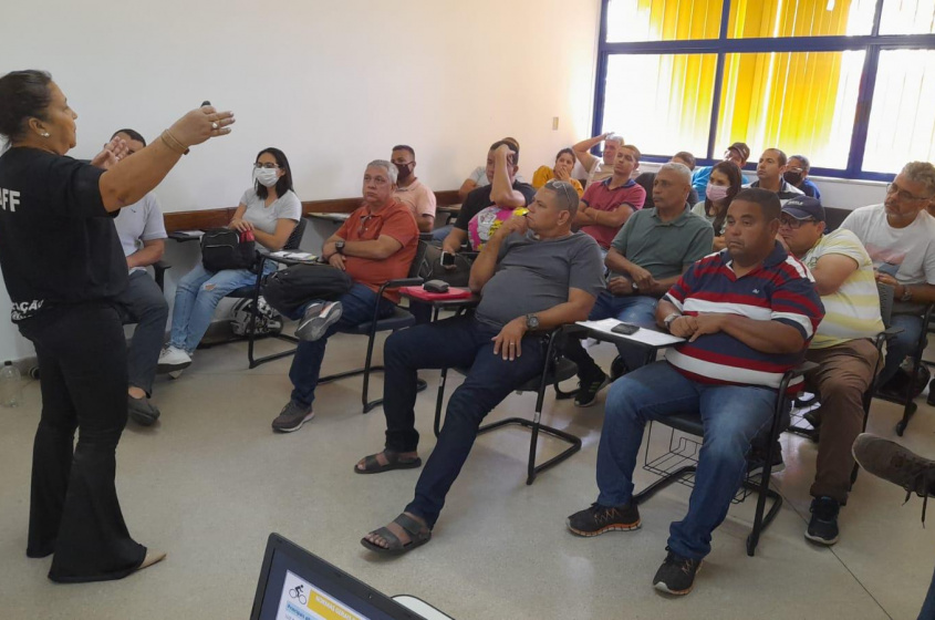 Turma com taxistas em aula no SEST/SENAT. Foto: SMTT