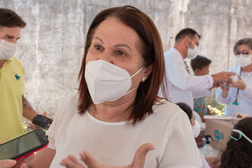 Secretária de Saúde de Maceió, Célia Fernandes, destaca a importância da vacinação. Foto: Victor Vercant/Ascom SMS