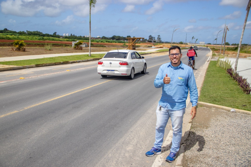 Dayan Rodrigues teve acesso facilitado à sua residência graças à evolução das obras na Avenida Marília Mendonça. Foto: Júnior Bertoldo / Ascom Seminfra