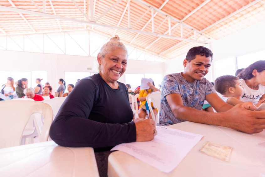 Sandra Silva se emocionou com a entrega das chaves e já assinou as documentações para morar no Alamedas da Pajuçara. Foto: Edvan Ferreira / Secom Maceió