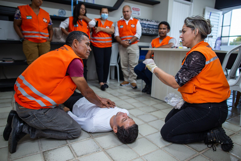 Os NUDEC's realizaram a simulação de um socorro, instruídos pela agente operacional da Defesa Civil. Foto: Alisson Frazão/Secom Maceió