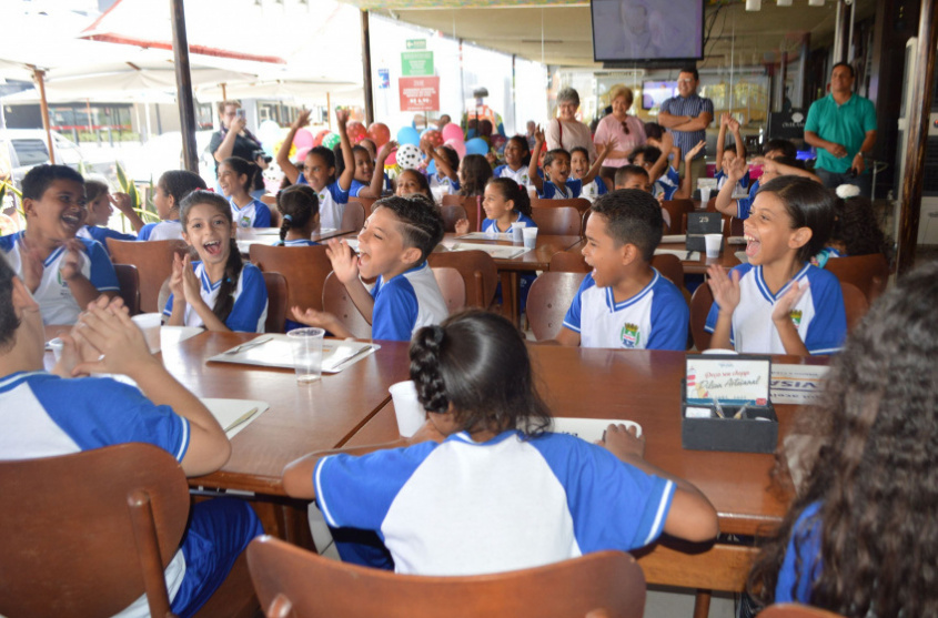 Alunos conhecendo restaurante da capital alagoana. Foto: Ascom Semed