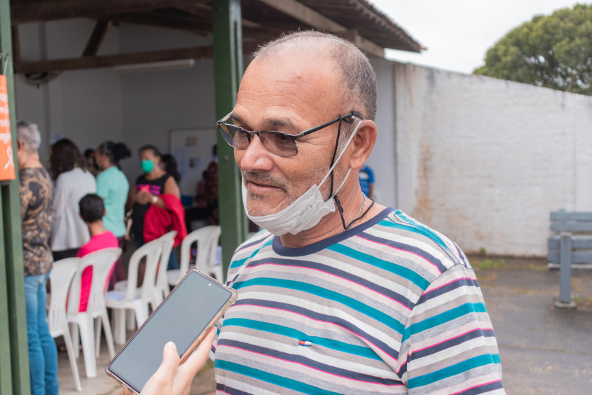 Geraldo Rocha é usuário do Caps Sadi e destacou o apoio que recebeu dos profissionais da unidade para retornar à sala de aula. Foto: Victor Vercant/Ascom SMS