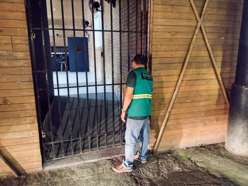 Fiscal realizando a vistoria do empreendimento que atuava de maneira irregular. Foto: Fiscalização Sedet