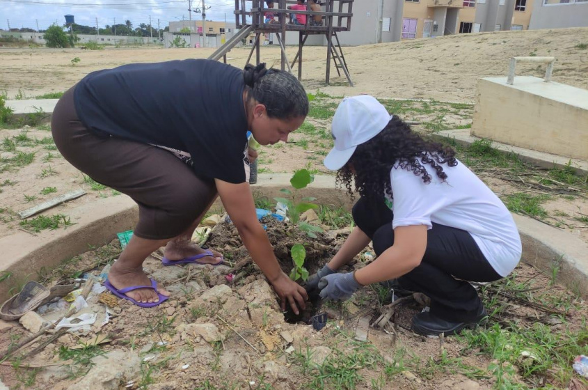 Moradores ajudaram no plantio de mudas. Foto: Ascom Sudes