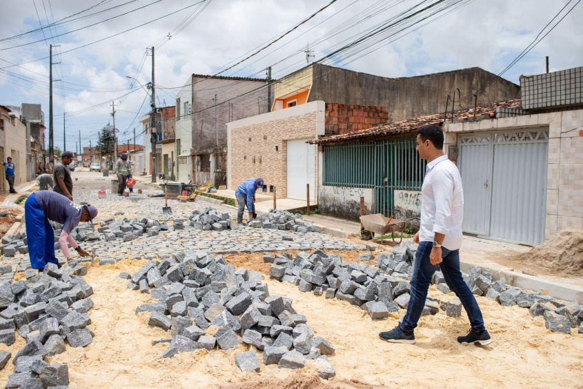 Prefeito JHC destacou que os moradores viverão, em breve, uma nova realidade na Travessa dos Artistas. Foto: Juliete Santos / Secom Maceió