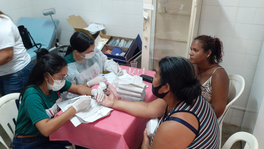 Testes rápidos foram realizados com usuárias presentes na ação. Foto: Ascom SMS