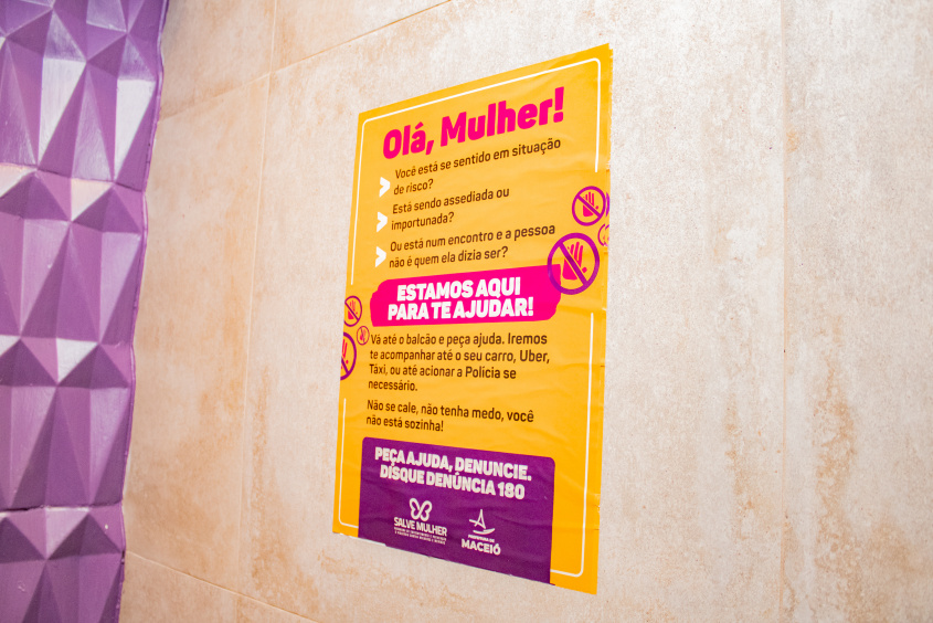 Material informativo foi adesivado em locais visíveis para que mulheres saibam como denunciar casos de importunação. Foto: Bárbara Wanderley/Secom Maceió