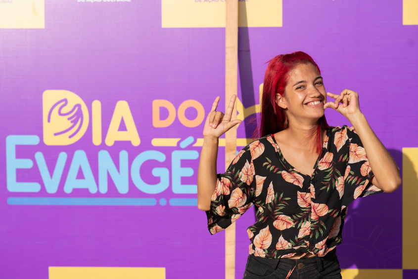 Juliana Nascimento, fazendo o nome Amo Maceió na linguagem de sinais. Foto: Juliete Santos / Secom Maceió