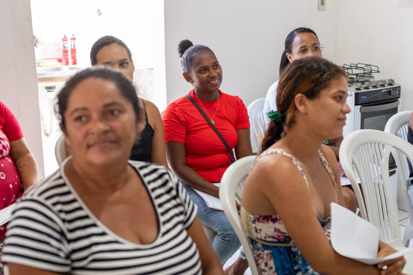 Alunas durante o curso de bolo de pote que teve início na última quarta-feira (23). Foto: Célio Júnior/ Secom Maceió