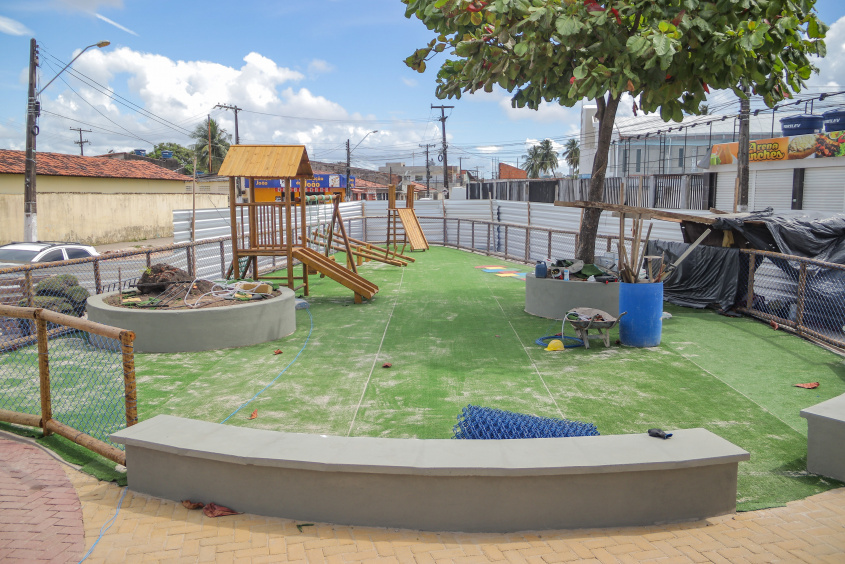 Revitalização da Praça Padre Cícero, no Vergel, já chega a 90%. Foto: Júnior Bertoldo/Ascom Seminfra