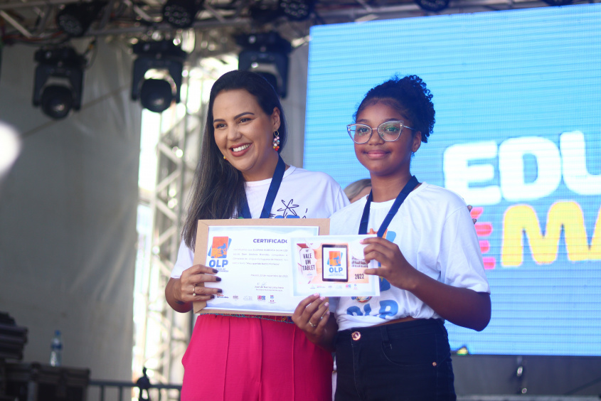 Aluna Elizama Roberta, 10 anos, venceu na categoria poema. Fotos: Pedro Farias/Ascom Semed
