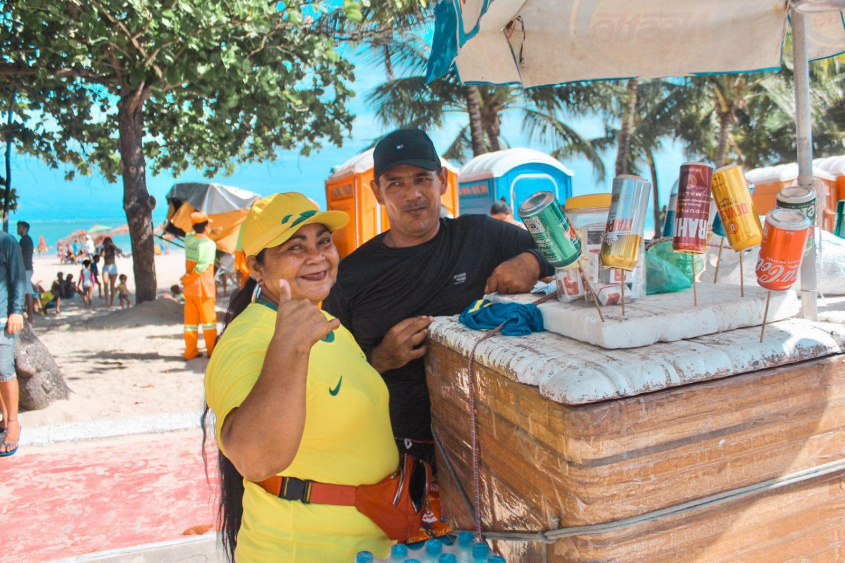Maria Lúcia, vendedora ambulante há 23 anos, aproveitou o grande movimento na Praça Multieventos. Foto: Rodrigo Carlos / Secom Maceió