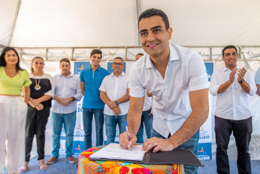 Prefeito JHC assinou ordem de serviço para garantir prática esportiva para alunos das escolas Jayme de Altavila e Dr. José Haroldo da Costa. Foto: Itawi Albuquerque / Secom Maceió