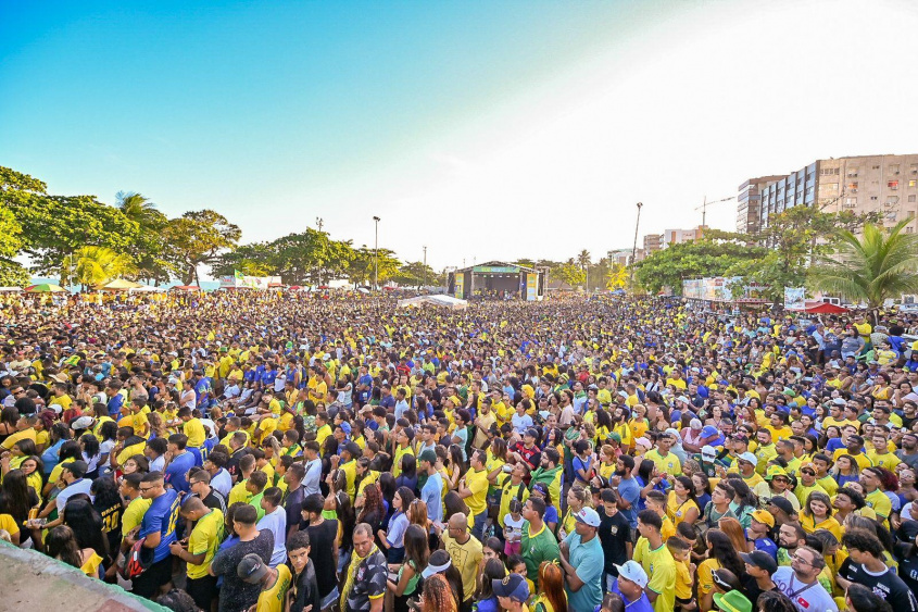 Multidão lota Arena Praça Multieventos, na Pajuçara, para acompanhar jogo da seleção canarinho. Foto: Maivan Fernandéz/Secom maceio