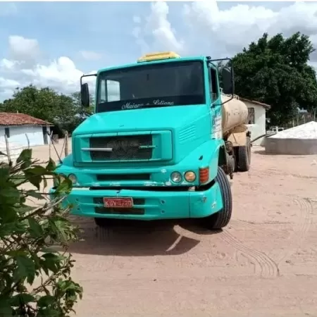 Caminhão-pipa que presta serviço em Pão de Açúcar (AL) parado - Arquivo pessoal - Arquivo pessoal
