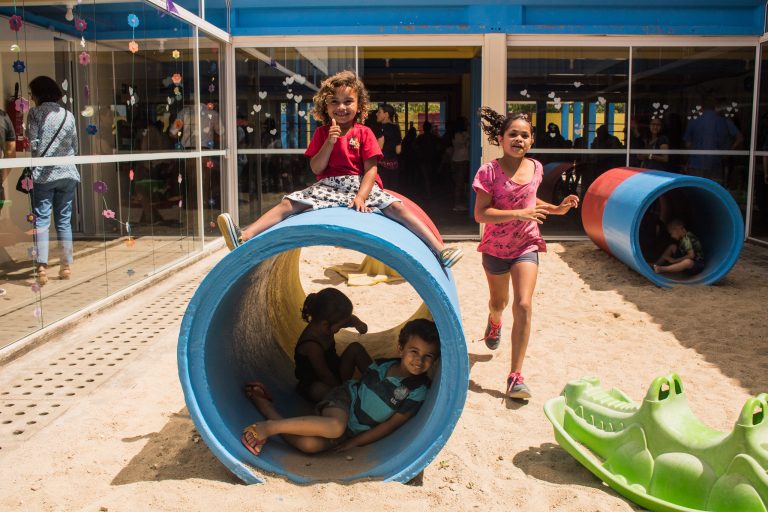 Direitos Humanos - criança - brincadeiras amigos amizade infância recreação (escola de ensino fundamental Herbert José de Souza, Pelotas-RS)