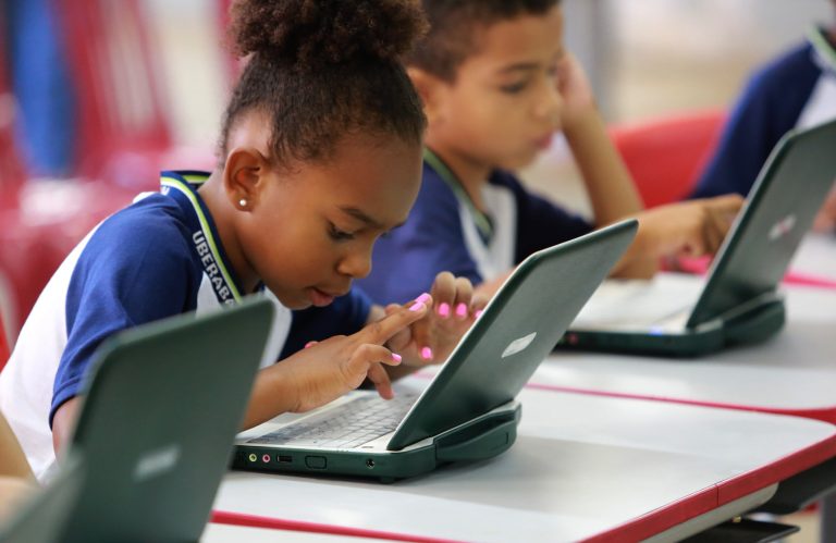 Educação - investimento - tecnologia crianças alunos estudantes inclusão digital (projeto Um Computador por Aluno em Uberaba-MG)