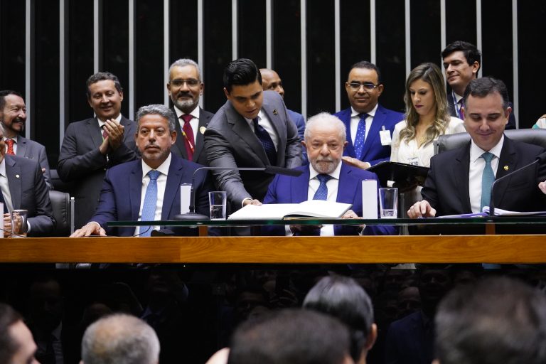 Lula tome posse ao lado de Arthur Lira (E) e Rodrigo Pacheco