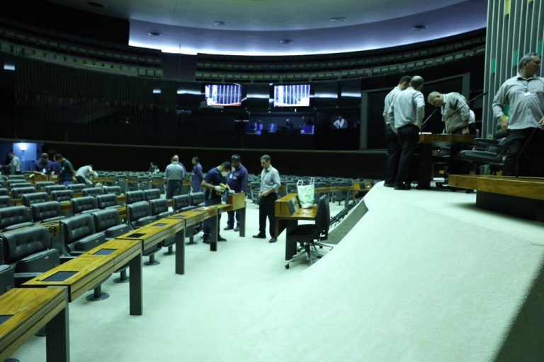 Equipamentos do Plenário são inspecionados após invasão da Câmara
