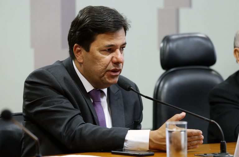 Deputado Mendonça Filho fala ao microfone