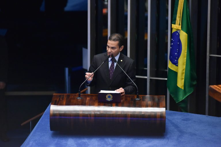 Deputado Marcos Pereira fala ao microfone