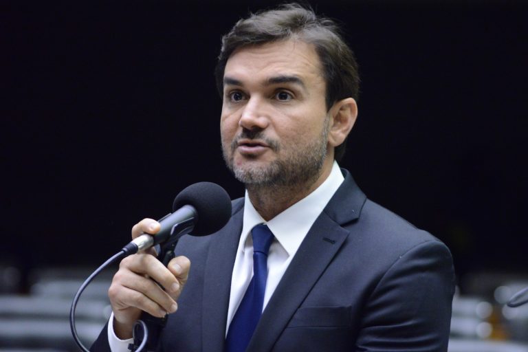 Deputado Celso Sabino fala ao microfone