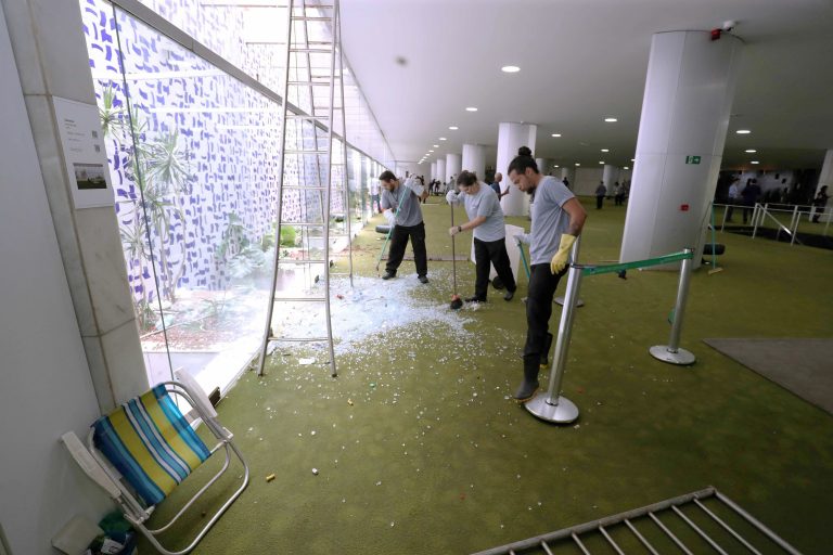 Equipe de Limpeza da Câmara dos Deputados atuam intensamente após atos de vandalismo no Congresso Nacional.