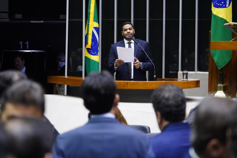 Deputado Jhonatan de Jesus fala ao microfone