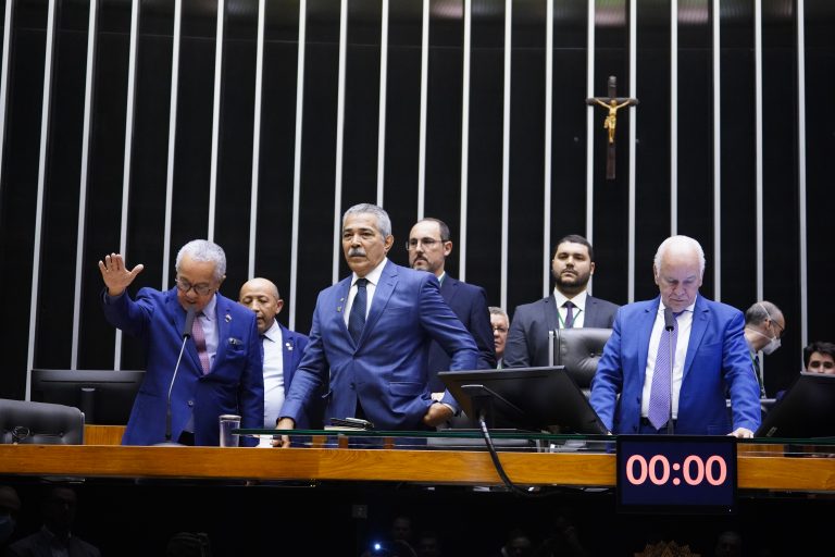Sessão para votação de propostas legislativas. Posse do dep. Josias Gomes da Silva (PT - BA)