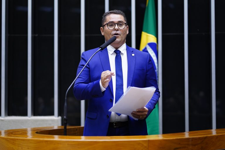 Deputado Albuquerque fala ao microfone