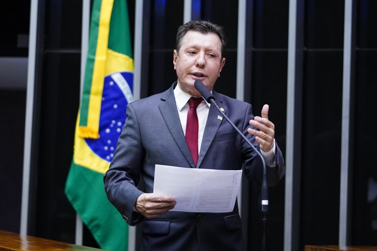Deputado José Nelto discursa no Plenário da Câmara