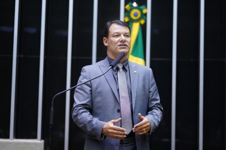 Deputado Roberto Duarte fala ao microfone