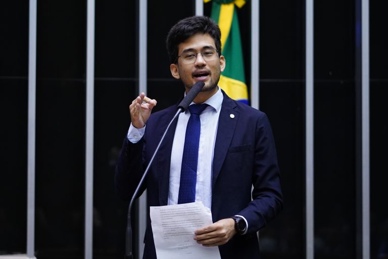 Deputado Kim Kataguiri fala ao microfone