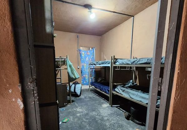 Alojamento impróprio em Bento Gonçalves abrigava mais de 200 trabalhadores trazidos para a colheita da uva.