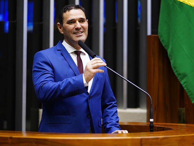 Deputado Dr. Benjamim fala ao microfone