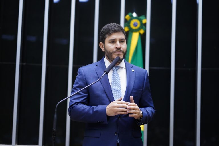 Deputado Maurício Carvalho (União-RO) discursa no Plenário da Câmara